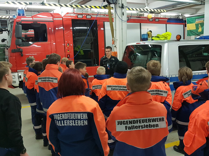 Die Jugendfeuerwehr Fallerleben bei der Besichtigung des Streifenwagens im Feuerwehrhaus Fallersleben. Foto: Feuerwehr
