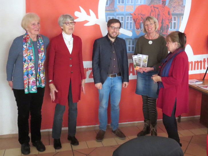Elke Lumma, Heide Wilkens, Victor Perli, Gisela Schlee und Marita Bartusch (v. li.) im Roten Pavillon. Foto: Verein Jahreszeiten