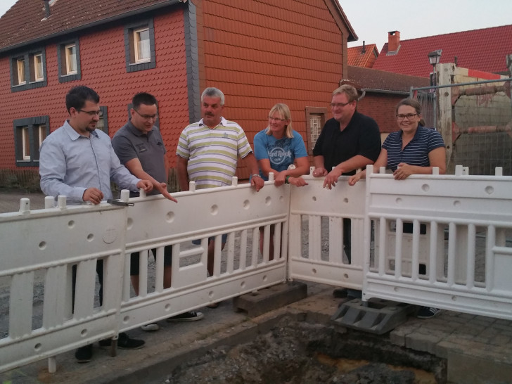 Dr. Susanne Schröder, Patrick Meißner, Katrin Hermann, Gerd Uplegger, Tobias König und Matthias Langer verschaffen sich vor Ort ein Blick über die Arbeiten. Foto: SPD Ortsverein Heinrichstadt/Juliusstadt/Halchter