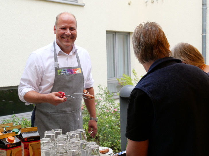 Nahm die Sache mit der Zange selbst in die Hand: Carsten Graf, Vorstandsprecher der PSD Bank Braunschweig. Foto: PSD Bank Braunschweig