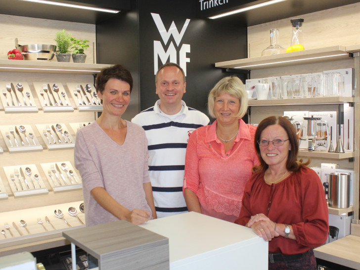 Das Geschäft Messer Meyer in Wolfenbüttel öffnet am Samstag wieder nach seiner Umbauphase. Das Team, Yvonne und Jens Kalweit, sowie Anett Vollmers und Martina Ertelt freut sich auf viele Kunden und Besucher. Fotos: Anke Donner  