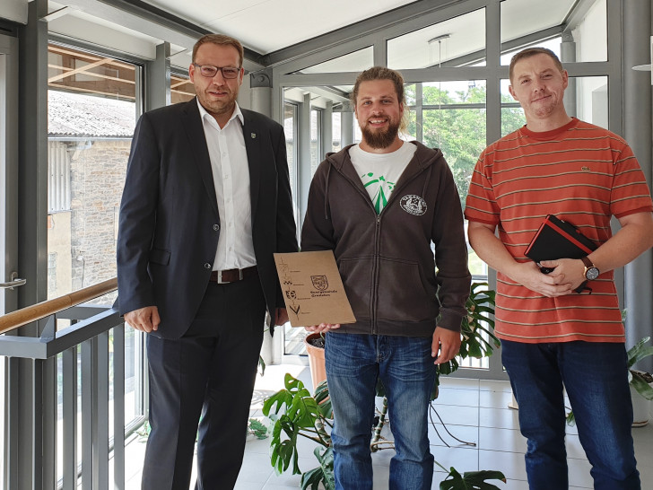 Robert Grams  mit Samtgemeindebürgermeister Gero Janze und dem Produktverantwortlichen Andreas Minuta nach der Vertragsunterschrift. Foto: Samtgemeinde Grasleben