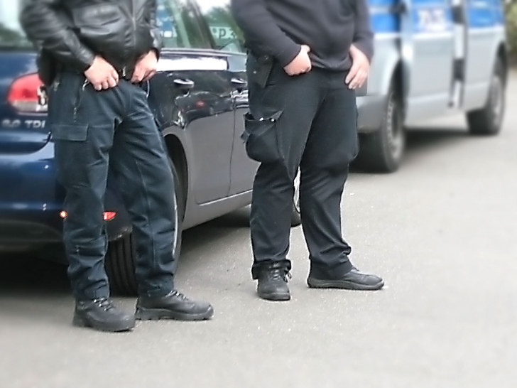 Die beiden Täter lockten ihr Opfer in eine Verkehrskontrolle, weil sie sich als Polizisten ausgaben. Symbolfoto: regionalHeute.de