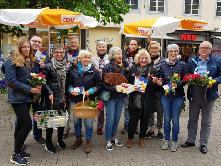 Die Frauen Union, Junge Union und die CDU überreichten zum Muttertag Rosen und Schokoladenherzen in der Fußgängerzone. Foto: CDU
