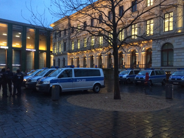 Polizeifahrzeuge am Schloss in Braunschweig. (Archivbild) 