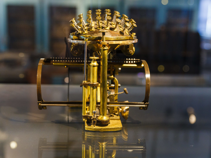 Ein Modell der igelförmigen Reise-Schreibmaschine Malling-Hansen, mit der auch Friedrich Nietzsche schrieb. Foto: TU Braunschweig