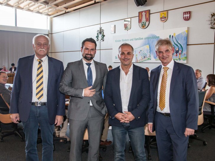 Von links: Ratsvorsitzender Bernd Grabb, Phillip Stolze, Cemalettin Karatas und Oberbürgermeister Frank Klingebiel. Foto: Rudolf Karliczek