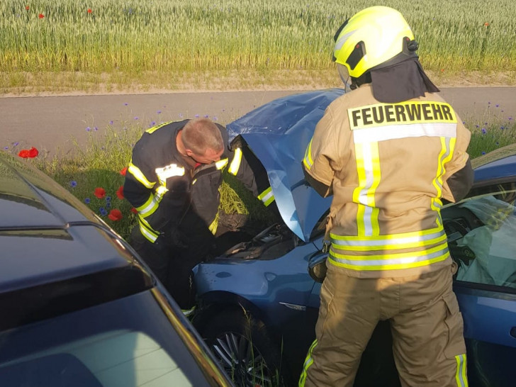 Bei dem Unfall wurden zwei Personen verletzt. Fotos: Samtgemeinde Velpke