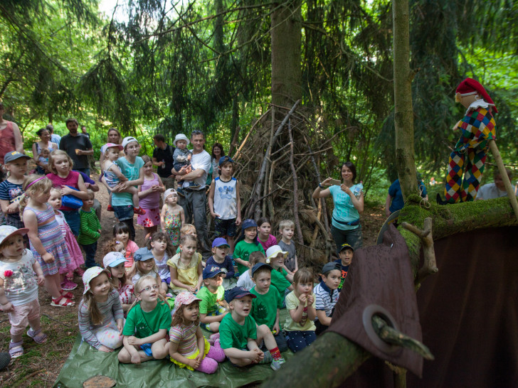 Bühne im Wald: Das Puppentheater lockte die Kinder aus ihren Verstecken. Foto: Alec Pein
