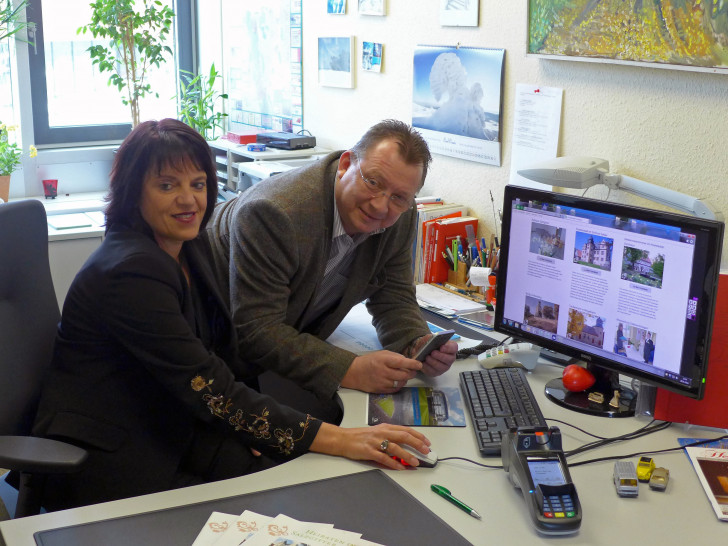 Standesbeamtin Carola Rautmann und Fachbereichsleiter Wolfram Skorczyk präsentieren die Anwendung. Foto: Stadt Salzgitter