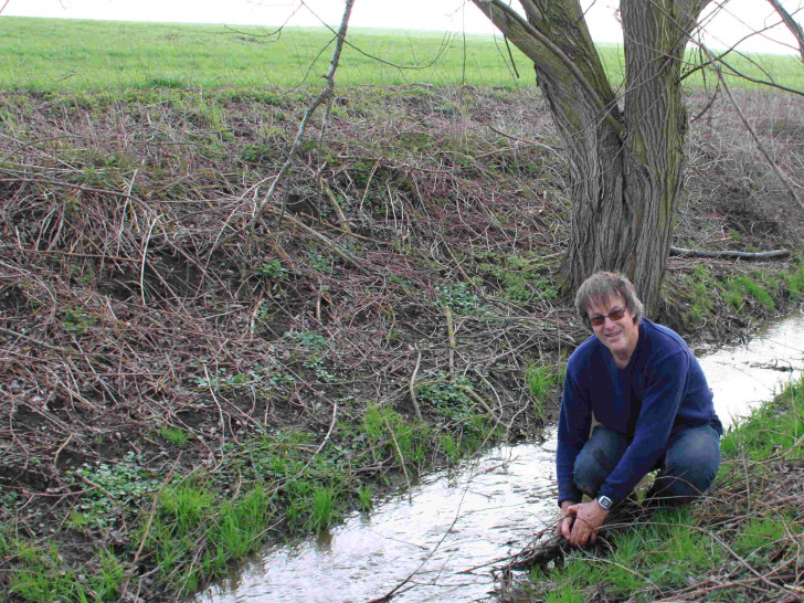 Lutz Seifert bei der Herstellung des ordnungsgemäßen Ablaufs des Gewässers Rottebeek. Foto: Ortsverband Elm Asse Fallstein von Bündnis 90 und Die Grünen