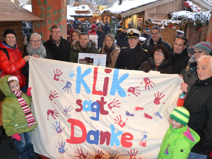 Beim Glühweinstand unter den Arkaden wurde die Spende an "KliK" übergeben. Foto: Stadt Goslar