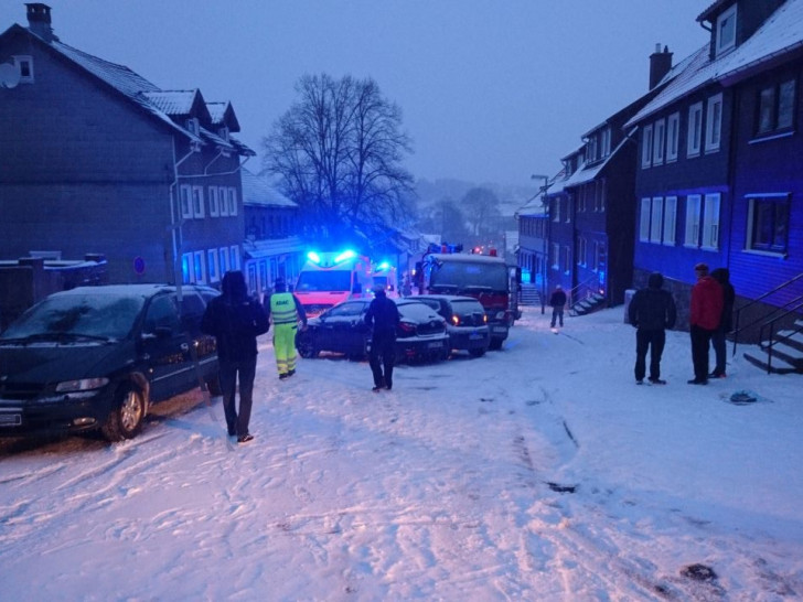 Verkehrsunfall auf der winterglatten Osteröder Straße in Clautshal-Zellerfeld Fotos: Rettungsdienst