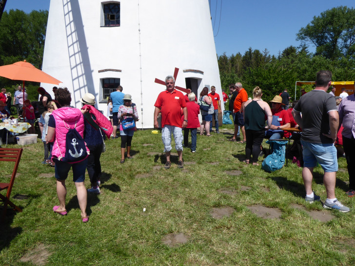 Großer Andrang am Mühlentag. Fotos: Förderkreis zur Erhaltung der Windmühle am Bungenstedter Turm 
