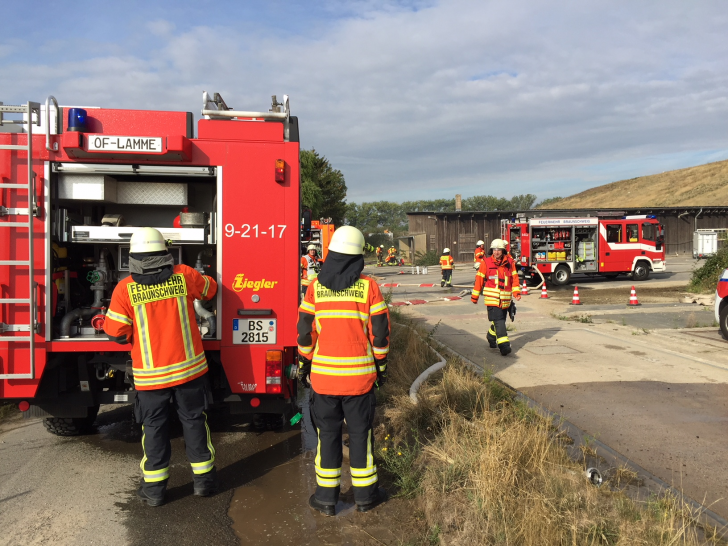 Ein Tanklöschfahrzeug übergibt Wasser an einen Löschzug bei der Großübung. Fotos: Feuerwehr Braunschweig