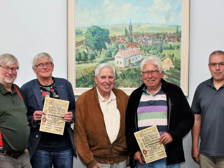 Von links: Bürgermeister Harald Schulze, Detlev Keller, Karl Paxmann, Klaus Marksteiner und Gemeindedirektor Matthias Lorenz. Foto: Gemeinde Süpplingen