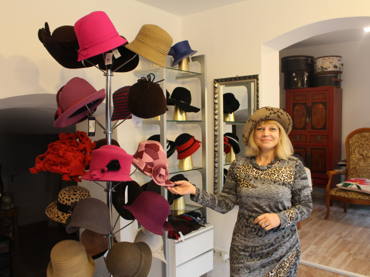 Hutmacherin Irina Reiner berät Sie in ihrem neuen Laden in der Helmstedter Straße 3 in allen Fragen rund um die passende Kopfbedeckung. Fotos: Alexander Dontscheff