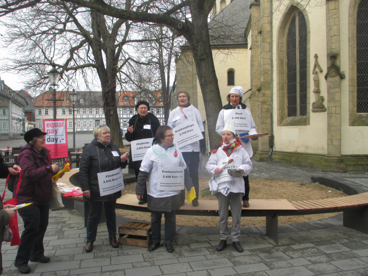 Die Goslarer Gewerkschafterinnen informierten zum „Equal Pay Day“ am vergangenen Samstag in der Innenstadt über Verdienstunterschiede bei Männern und Frauen. Foto: Privat