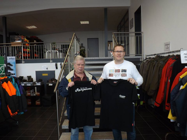 Nils Lebioda (rechts), Geschäftsführer der Firma Friedrich Wetterschutz, konnte insgesamt 23 T-Shirts mit dem Aufdruck "Ich bin eine Rampensau" und dem Logo des Vereins an Peter König vom Verein Rampen für Goslar übergeben. Foto: Matthey