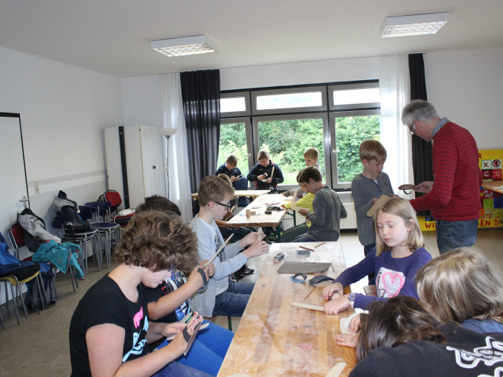14 Ferienkinder haben an einer Ferienpass-Aktion im Jugendzentrum "B82" teilgenommen und ihren eigenen Bumerang gebastelt. Fotos: Anke Donner 