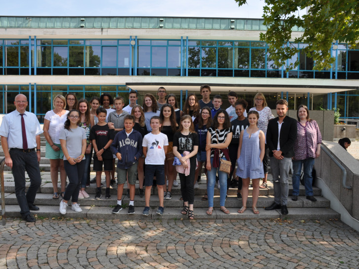 Bürgermeister Ingolf Viereck empfängt die Schülergruppe aus Frankreich. Foto: Stadt Wolfsburg