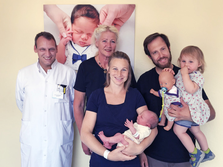 Dr. Trutz Hohlbaum, Hebamme Katrin Hohensee, Mareike Hentschel mit Klaas und Niklas Hentschel mit Mathilda. Foto: Krankenhaus Marienstift
