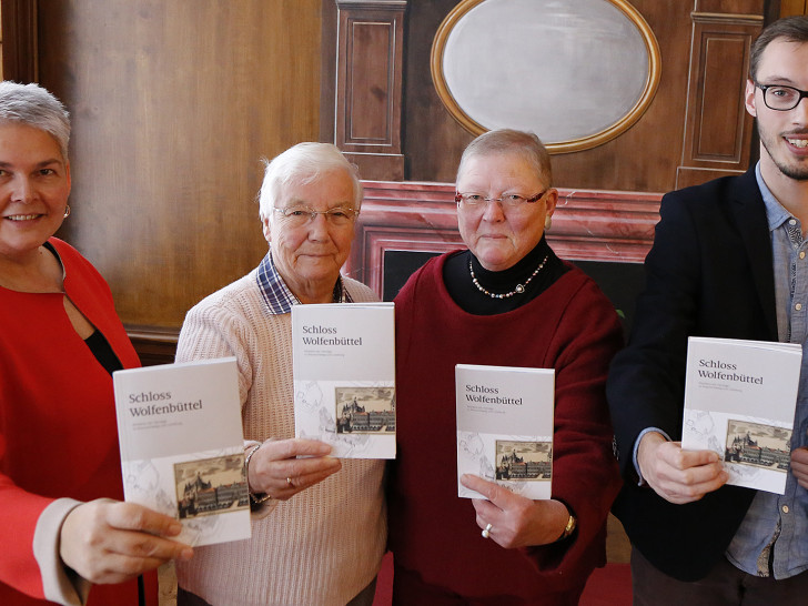 Museumsleiterin Dr. Sandra Donner, Hiltrud Bayer und Christa Duesberg vom Förderverein sowie Museumsmitarbeiter Sebastian Mönnich. Foto: Stadt Wolfenbüttel 