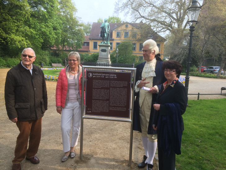 v. l.n.r. Dieter Geiler (Spender), Karin Heidemann-Thien (Bürgerstiftung), Andreas Jäger (als Lessing), Dr. Annette Boldt-Stülzebach (Fachbereich Kultur) Foto: Stadt Braunschweig