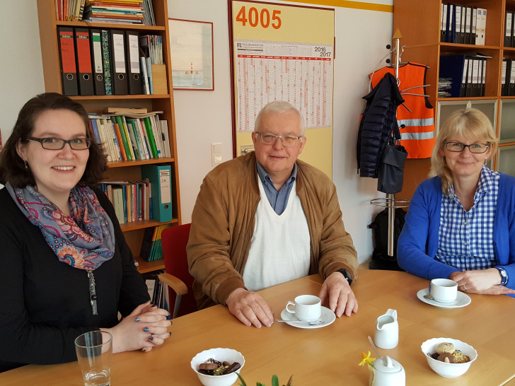 Kirsten Sonnemann, Förderschulrektorin, Klaus Hantelmann sowie Eileen Bartz bei der Besichtigung der Schule Am Teichgarten. Foto: CDU