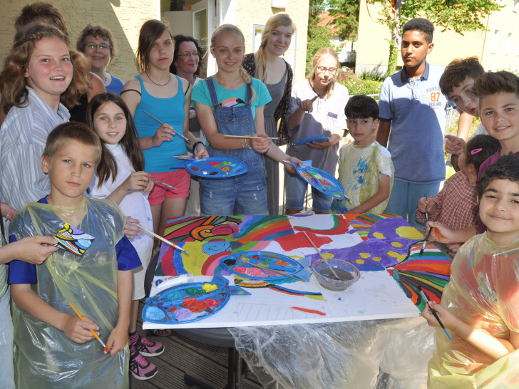 Schüler der Großen Schule und der Grundschule am Geitelplatz
posierten rund um ein gemeinschaftlich gemaltes Bild. Foto: WoBau