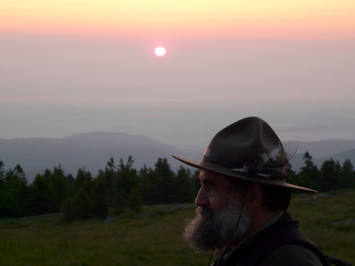 Wandern und den Geschichten eines Rangers lauschen. Foto: Alexander Ehrig