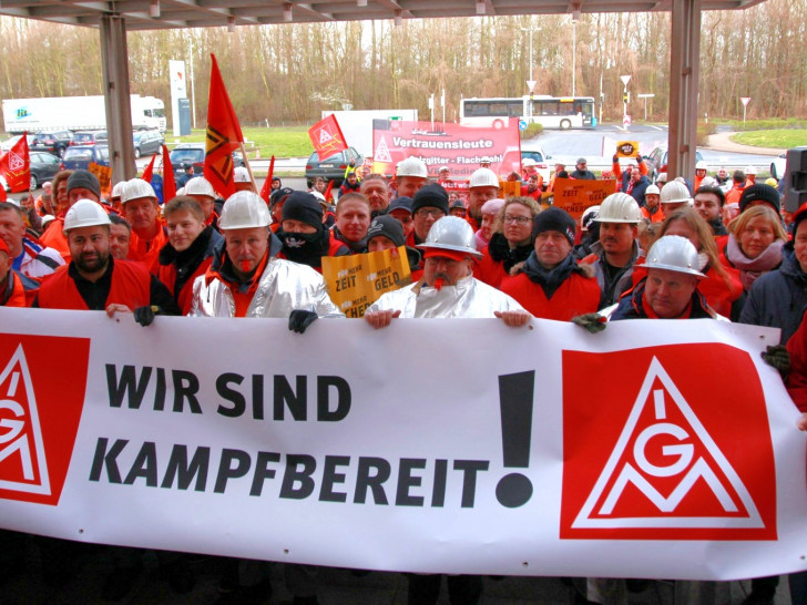 Die IG Metall demonstrierte vor dem Gebäude der Verwaltung der Salzgitter AG Stärke. Fotos: Rudolf Karliczek