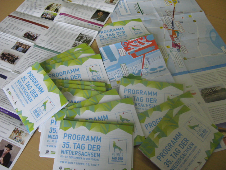 Die Flyer zum Tag der Niedersachsen sind ab sofort in den Rathäusern sowie online erhältlich. Foto: Stadt Wolfsburg