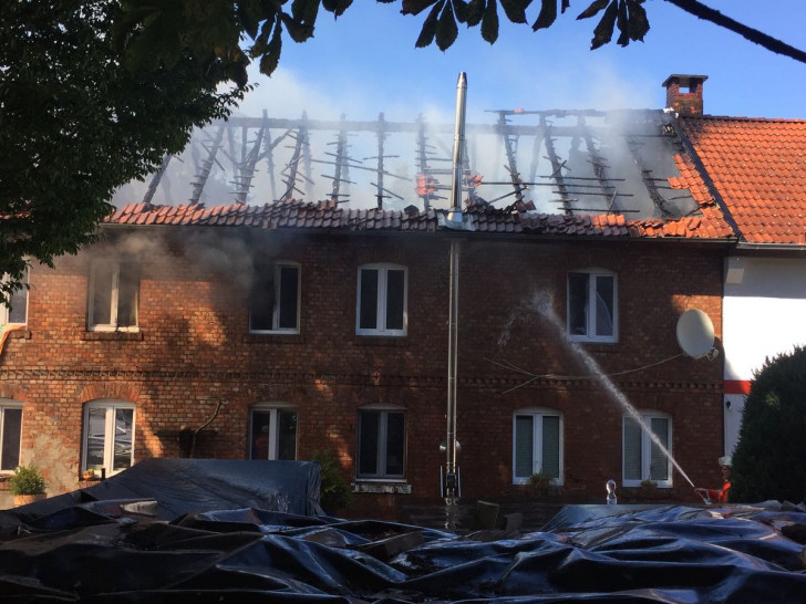 Derzeit werden die Flammen im Wohnhaus bekämpft. Foto: Sandra Zecchino