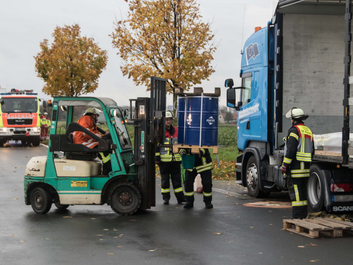 Die Feuerwehr musste ein undichtes Ölfass von einem Lastwagen holen. Fotos: Rudolf Karliczek