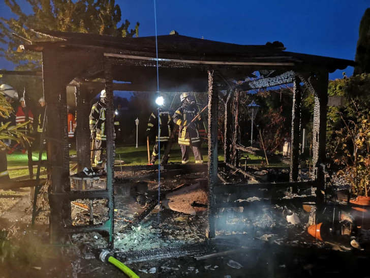Der Gartenpavillon brannte vollständig ab. Fotos: Aktuell24(KR)