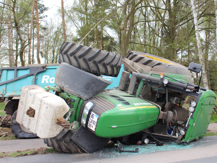 Nach dem Unfall liegt der Traktor auf der Seite. Foto: Christoph Böttcher