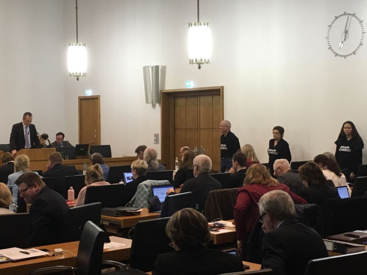 Stiller Protest im Ratssaal, während Gunnar Scherf (AfD) die Fragen vorlas. Foto: Eva Sorembik