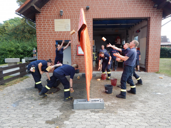 Bei der Station in Klein Sisbeck wurde es feucht für die Teilnehmer. Fotos: Feuerwehren der Samtgemeinde Velpke