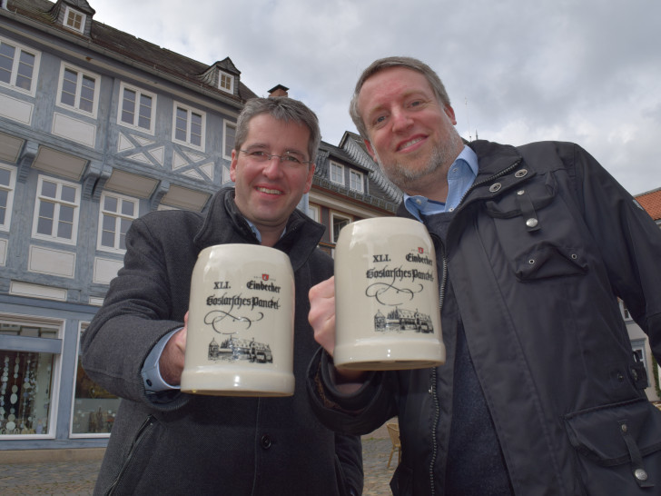 Ingo Schrader (re.), Marketingleiter der Einbecker Braunhaus AG, und Oberbürgermeister Dr. Oliver Junk probieren schon einmal das Ainpöckisch Bier aus den neuen Tonkrügen für das 41. Goslarsche Pancket. Foto: Stadt Goslar