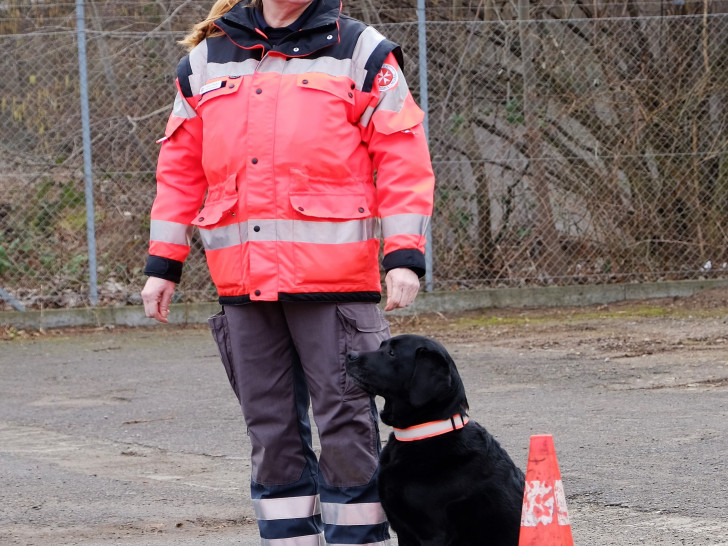 Heidi Heuer und ihre Labradorhündin Lissi bei der Rettungshundeprüfung in Hannover, die die beiden erfolgreich meisterten. Foto: Johanniter/Sylke Heun