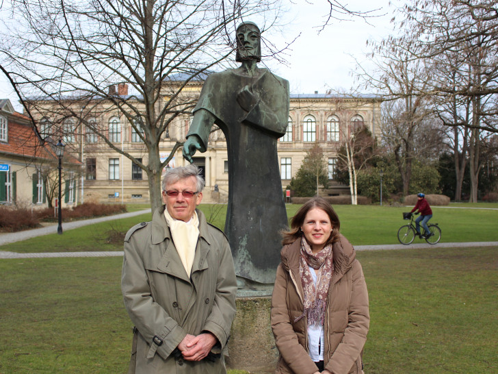 Professor Dr. Christoph Helm (Vorsitzender) und Laura Hohmann (Geschäftsführerin) vom Kulturstadt Wolfenbüttel e.V. vor der Statue von Nathan der Weise. Foto: Max Förster