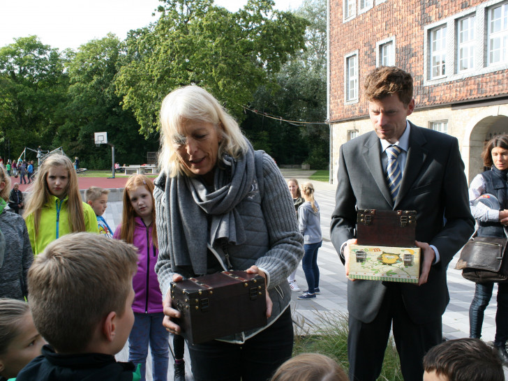 Ulrike Schade und der stellvertretende Schulleiter Oliver Behn nahmen die Wunschkisten der Kinder entgegen. Foto: Privat