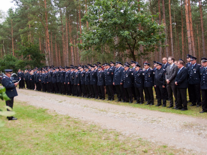 150 Feuerwehrkameraden waren angetreten, um den beim Waldbrand verstorbenen Kameraden die Ehre zu erweisen. Fotos: Schaffhauser, Samtgemeindepressesprecher