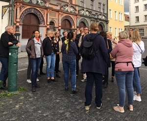 Stadtführung über den Marktplatz der Stadt Weimar für die Fachexkursion des Baudezernats mit Stadtbaurat Kai-Uwe Hirschheide. Foto: Stadt Wolfsburg