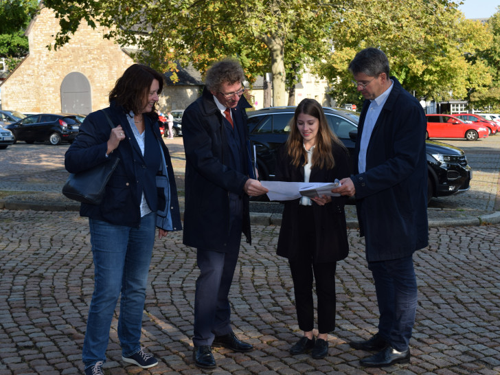 Fachdienstleiterin Marion Siegmeier, Staatssekretär Frank Doods, Juliana Bagus vom Fachdienst Stadtplanung und Oberbürgermeister Dr. Oliver Junk beim gemeinsamen Stadtrundgang auf dem Parkplatz Kaiserpfalz. Foto: Stadt Goslar