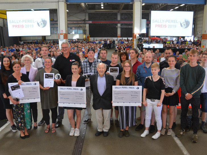 Die Preisträger präsentieren Stolz ihren Sally-Perel-Preis. Foto: Volkswagen