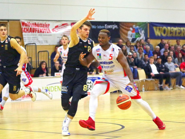Duell im Hinspiel: Demetrius Ward gegen Ferdinand Zylka. Foto: Vollmer
