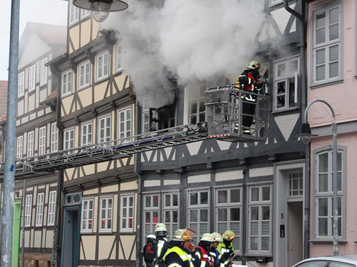 Starker Rauch quoll aus der Wohnung in der Kleinen Kirchstraße. Foto: Anke Donner