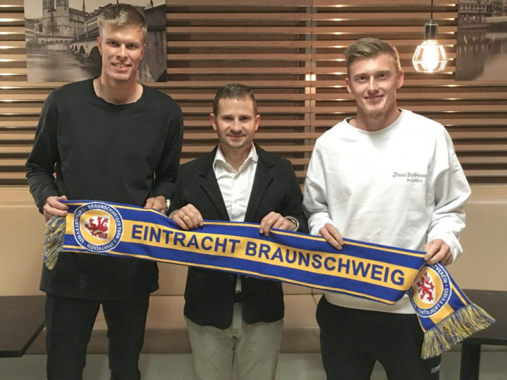 Transfercoup im Doppelpack: Marc Arnold mit Frederik Tingager (li.) und Georg Teigl (re.). Foto: Eintracht Braunschweig